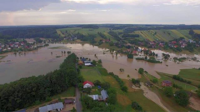 Trwa akcja ratunkowa w Wierzchowiskach. Zdjęcia z drona pokazują powagę sytuacji (zdjęcia)