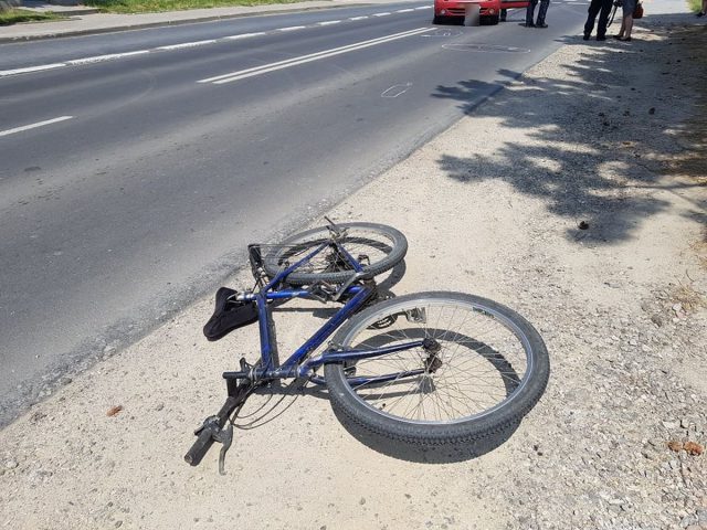 Wjechał rowerem na przejście dla pieszych, został potrącony. Jest w ciężkim stanie (zdjęcia)