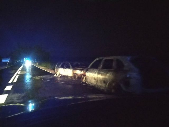 Nocne zderzenie dwóch aut. Oba pojazdy stanęły w płomieniach (zdjęcia)