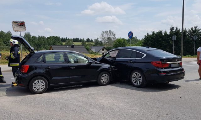 Zderzenie BMW z volkswagenem. Jeden z kierowców nie ustąpił pierwszeństwa przejazdu (zdjęcia)