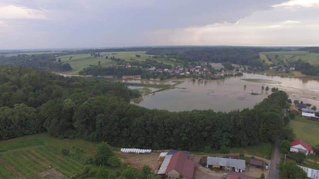 Trwa akcja ratunkowa w Wierzchowiskach. Zdjęcia z drona pokazują powagę sytuacji (zdjęcia)