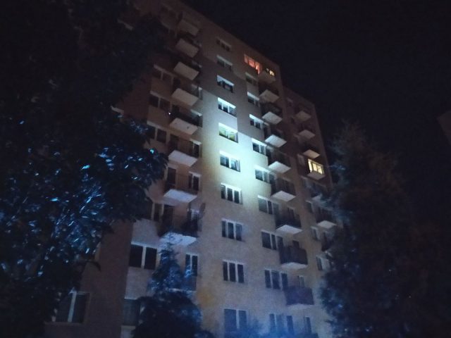 Mężczyzna wypadł z 6 piętra. W mieszkaniu spała żona, obudzili ją policjanci (zdjęcia)
