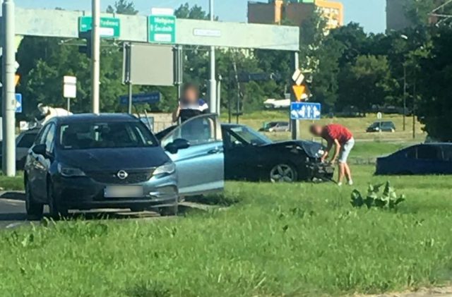 Wjechał BMW w stojącego na światłach opla (zdjęcia)