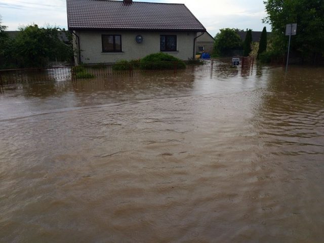 Kolejna miejscowość w naszym regionie została zalana. Woda wdarła się również do szkoły (zdjęcia)