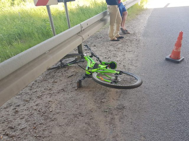 10-latek zjechał z chodnika na jezdnię. Został potrącony przez opla (zdjęcia)