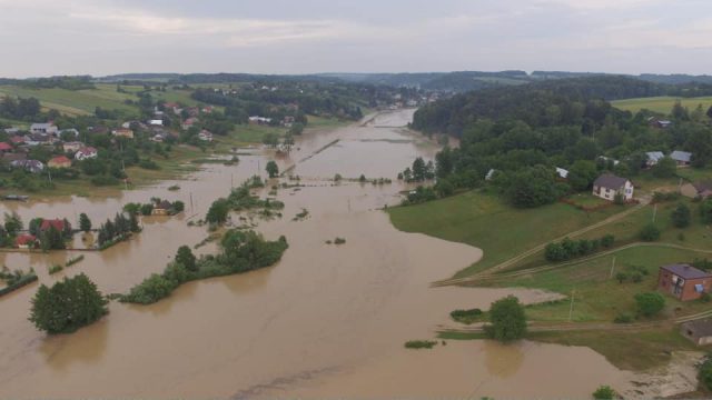 Trwa akcja ratunkowa w Wierzchowiskach. Zdjęcia z drona pokazują powagę sytuacji (zdjęcia)