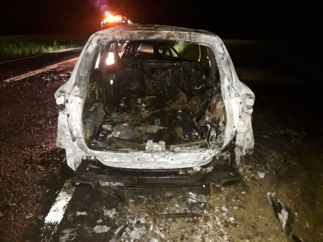 Nocne zderzenie dwóch aut. Oba pojazdy stanęły w płomieniach (zdjęcia)
