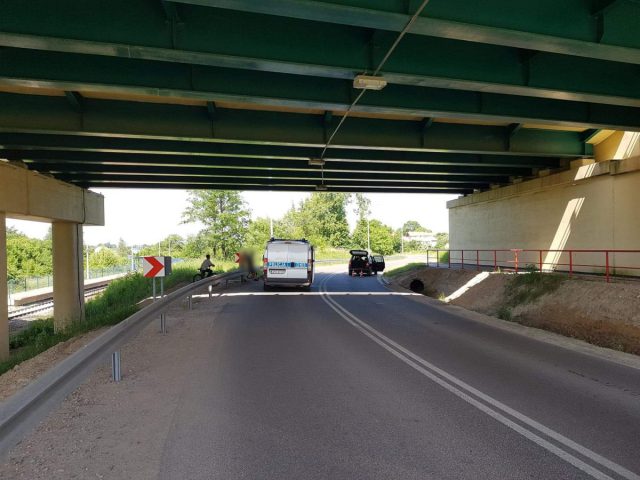 10-latek zjechał z chodnika na jezdnię. Został potrącony przez opla (zdjęcia)