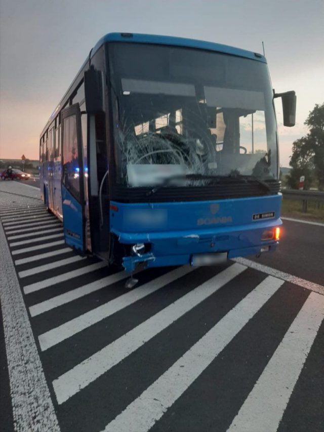 Zderzenie autobusu z hyundaiem. Jedna osoba poszkodowana (zdjęcia) AKTUALIZACJA