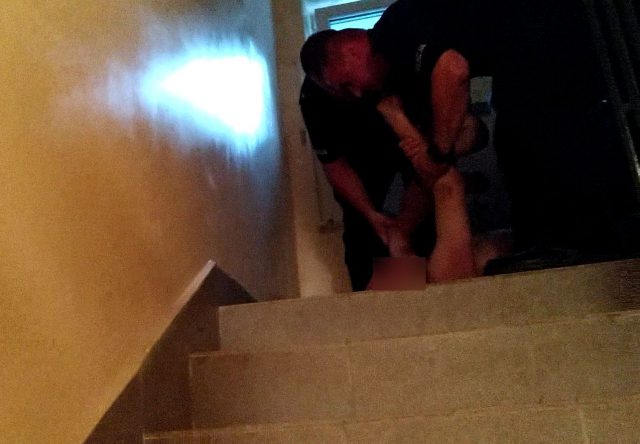 Usnął z papierosem, zaczęło się palić łóżko. W ostatniej chwili wynieśli go policjanci (zdjęcia)