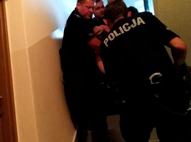 Usnął z papierosem, zaczęło się palić łóżko. W ostatniej chwili wynieśli go policjanci (zdjęcia)