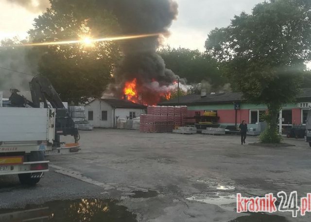 Płonie magazyn w Kraśniku. Z ogniem walczy kilkunastu strażaków (zdjęcia)