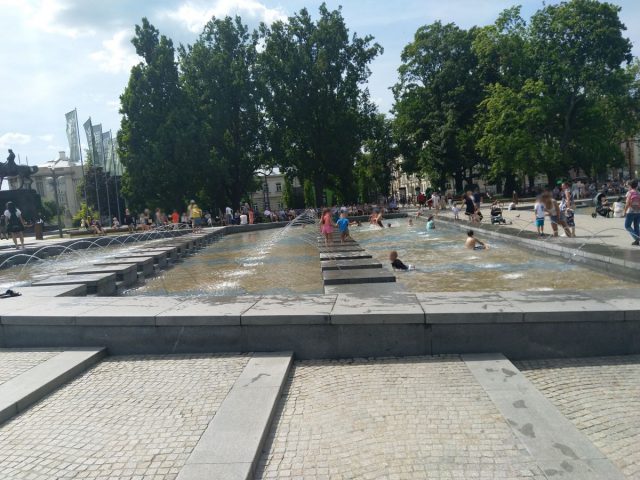 „Miejskie kąpielisko” w fontannie na placu Litewskim znów oblegane. Ławki zajęte przez ubrania i buty (zdjęcia)