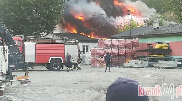 Płonie magazyn w Kraśniku. Z ogniem walczy kilkunastu strażaków (zdjęcia)