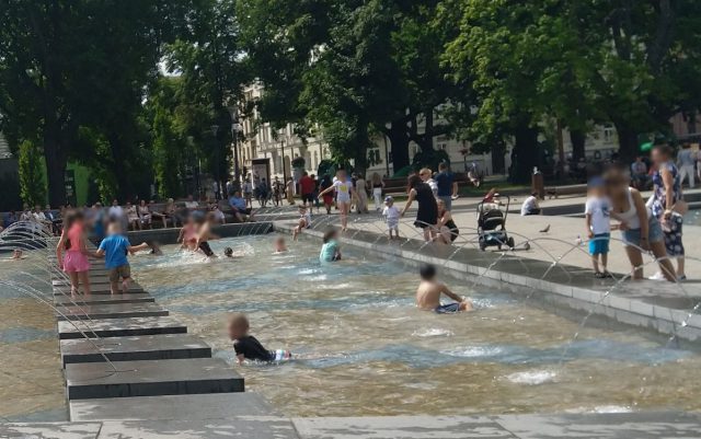 „Miejskie kąpielisko” w fontannie na placu Litewskim znów oblegane. Ławki zajęte przez ubrania i buty (zdjęcia)