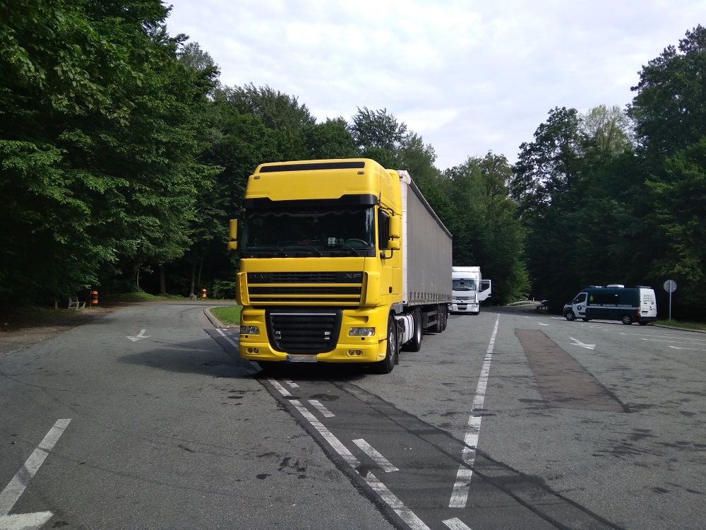 Dwaj Kierowcy Prowadzący Na Zmianę Autokar Dwaj kierowcy ciężarówek wpadli używając wyłączników tachografów