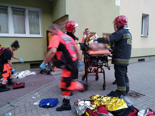 Usnął z papierosem, zaczęło się palić łóżko. W ostatniej chwili wynieśli go policjanci (zdjęcia)
