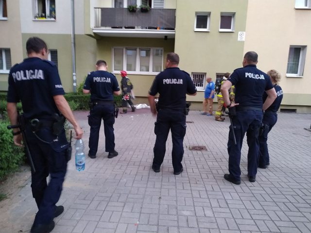 Usnął z papierosem, zaczęło się palić łóżko. W ostatniej chwili wynieśli go policjanci (zdjęcia)