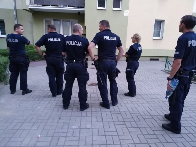 Usnął z papierosem, zaczęło się palić łóżko. W ostatniej chwili wynieśli go policjanci (zdjęcia)