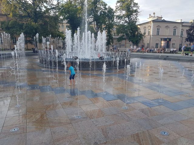 „Miejskie kąpielisko” w fontannie na placu Litewskim znów oblegane. Ławki zajęte przez ubrania i buty (zdjęcia)