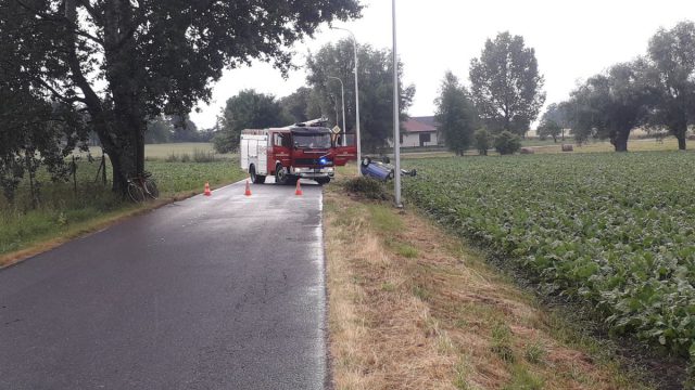 Dachowanie na lokalnej drodze koło Lublina. Kierowca wydostał się z auta i uciekł (zdjęcia)