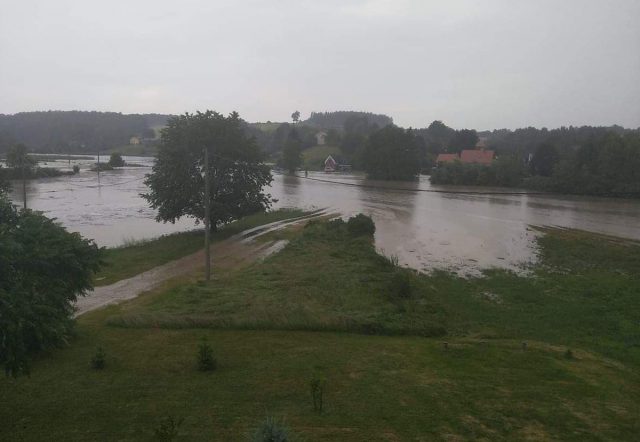 W wyniku burzy miejscowość została odcięta od świata. Zalane budynki i uszkodzone drogi (zdjęcia)