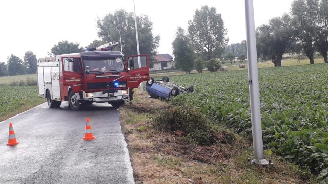 Dachowanie na lokalnej drodze koło Lublina. Kierowca wydostał się z auta i uciekł (zdjęcia)