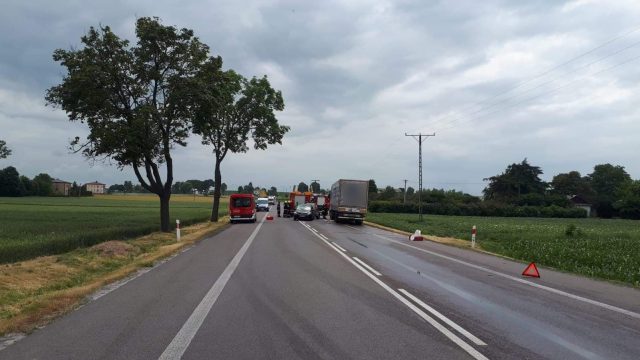 Zderzenie samochodu osobowego z ciężarówką. Całkowicie zablokowana trasa Lublin – Kraśnik