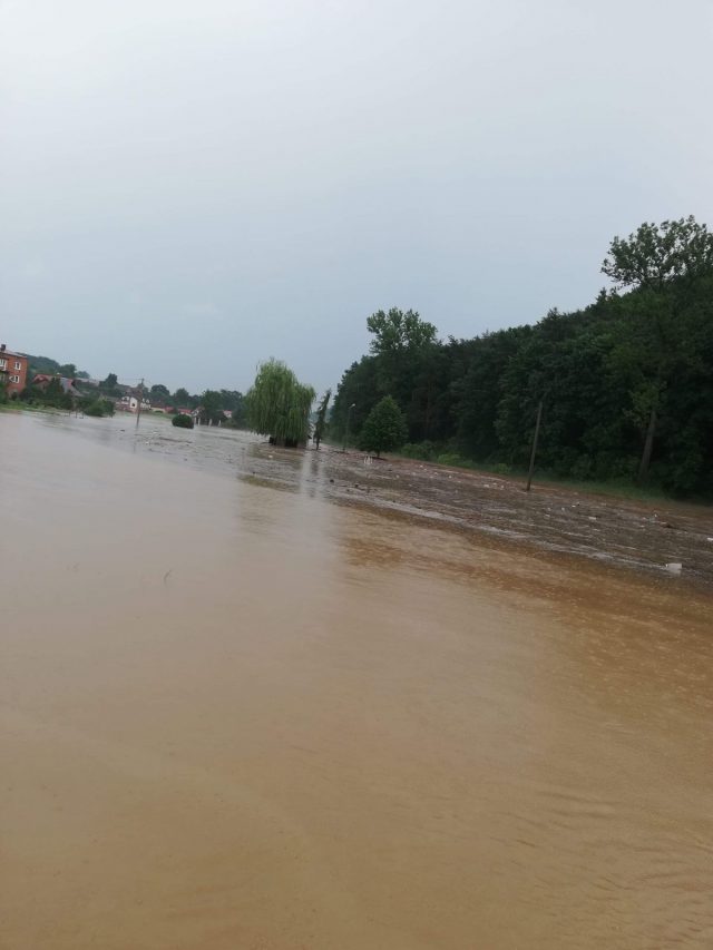 W wyniku burzy miejscowość została odcięta od świata. Zalane budynki i uszkodzone drogi (zdjęcia)