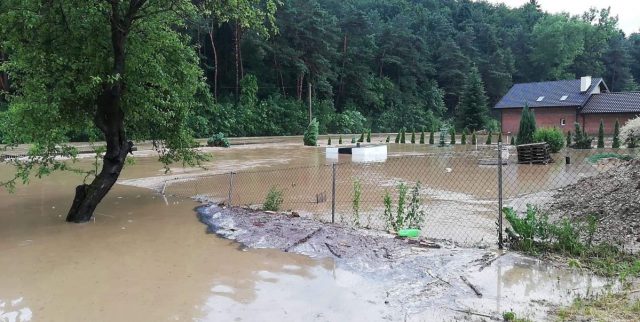 W wyniku burzy miejscowość została odcięta od świata. Zalane budynki i uszkodzone drogi (zdjęcia)