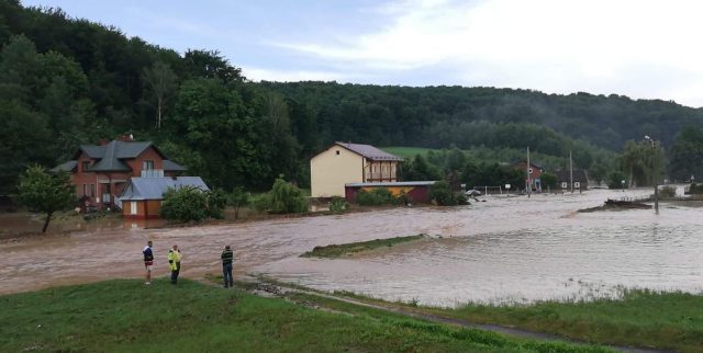 W wyniku burzy miejscowość została odcięta od świata. Zalane budynki i uszkodzone drogi (zdjęcia)