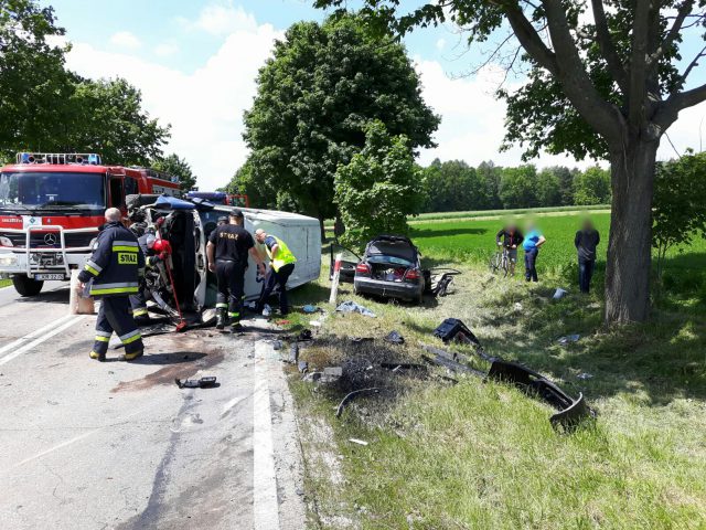 Czołowe zderzenie volvo z autem dostawczym. Poszkodowani uwięzieni w pojeździe (zdjęcia)