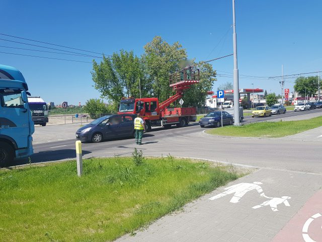 Utrudnienia w ruchu na ul. Krochmalnej. Ciężarówka uszkodziła trakcję trolejbusową (zdjęcia)