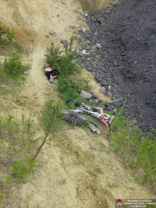 Wypadek motocyklisty na terenie kopalni piachu. Interweniował śmigłowiec LPR (zdjęcia)