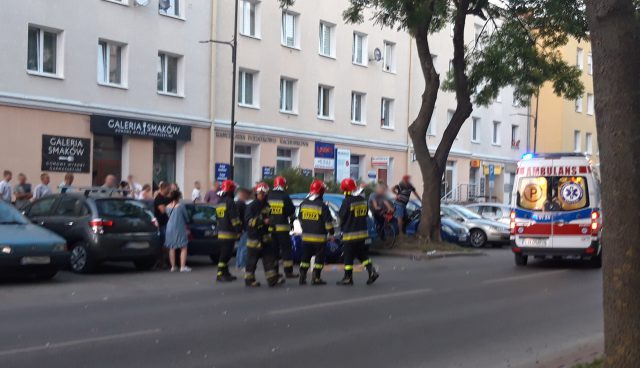 Wypadek w centrum Świdnika. Zderzenie motocykla z volvo (zdjęcia)