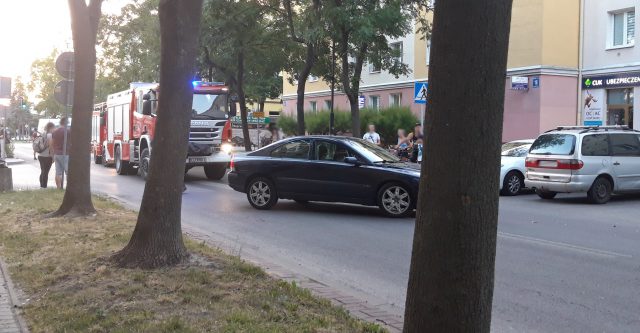 Wypadek w centrum Świdnika. Zderzenie motocykla z volvo (zdjęcia)