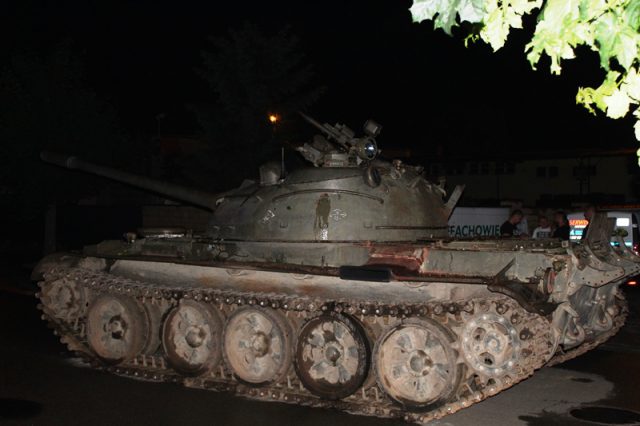 Nietrzeźwy 49-latek jeździł czołgiem ulicami miasta (zdjęcia)