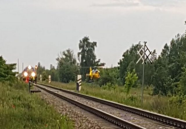 Pociąg potrącił osobę znajdującą się na torach. Linia kolejowa jest zablokowana (zdjęcia)