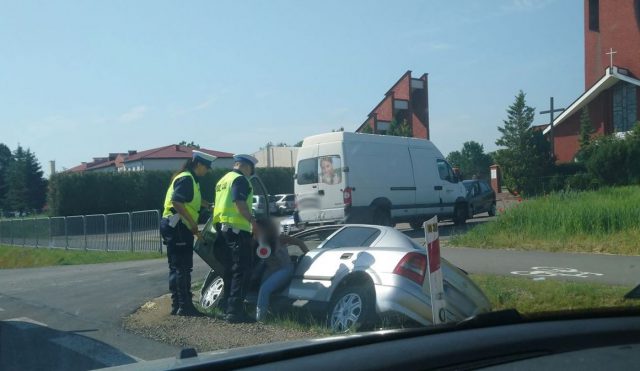 Policjanci zatrzymywali do kontroli busa, do rowu wpadła kierująca oplem (zdjęcia)