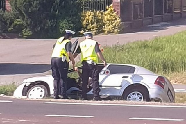 Policjanci zatrzymywali do kontroli busa, do rowu wpadła kierująca oplem (zdjęcia)