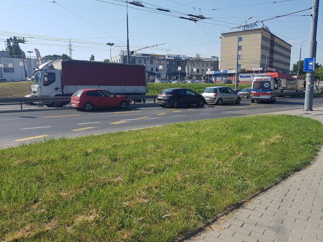 Zderzenie trzech pojazdów na ul. Wolskiej. Są utrudnienia w ruchu (zdjęcia)