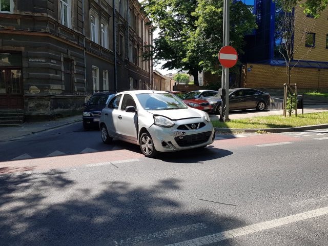 Zajechała drogę motocykliście, zderzyła się z oplem. Twierdzi, że to nie jej wina (zdjęcia)