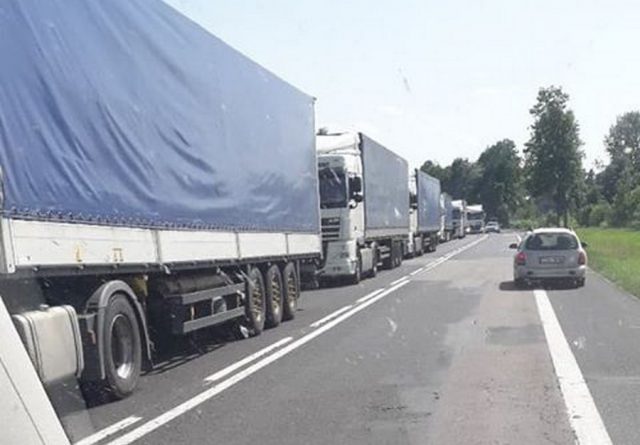 Utrudnienia w ruchu po wypadku na krajowej 19. Trasa Janów Lubelski – Nisko zablokowana (zdjęcia)