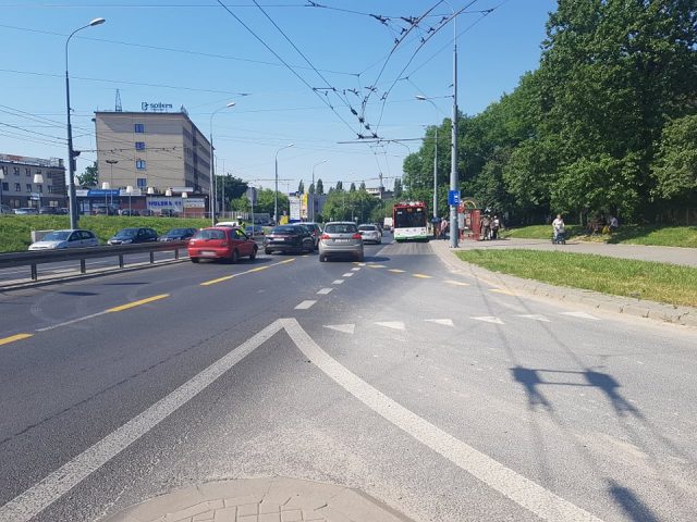 Zderzenie trzech pojazdów na ul. Wolskiej. Są utrudnienia w ruchu (zdjęcia)
