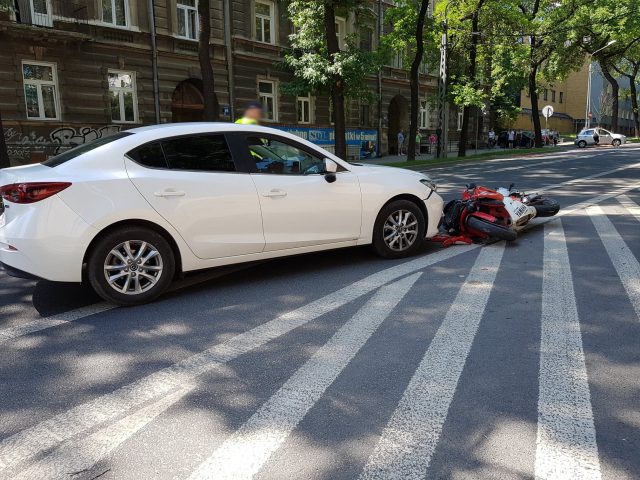 Zajechała drogę motocykliście, zderzyła się z oplem. Twierdzi, że to nie jej wina (zdjęcia)