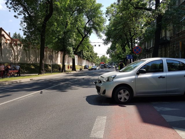 Zajechała drogę motocykliście, zderzyła się z oplem. Twierdzi, że to nie jej wina (zdjęcia)