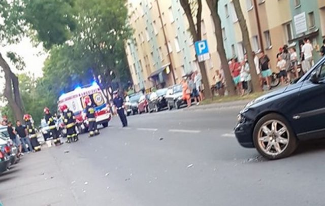 Wypadek w centrum Świdnika. Zderzenie motocykla z volvo (zdjęcia)