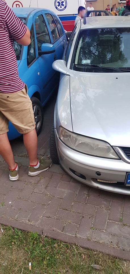 Wypadek w centrum Świdnika. Zderzenie motocykla z volvo (zdjęcia)