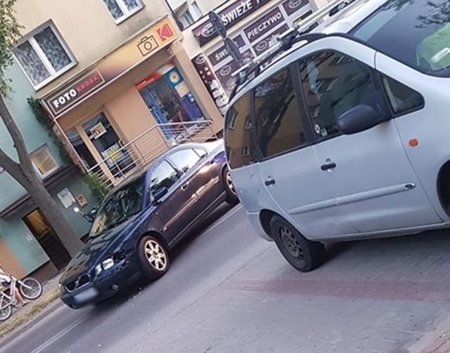 Wypadek w centrum Świdnika. Zderzenie motocykla z volvo (zdjęcia)