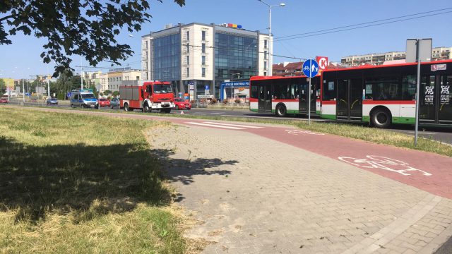Zderzenie trzech pojazdów, w tym autobusu komunikacji miejskiej. Utrudnienia w ruchu na ul. Jana Pawła II (zdjęcia)